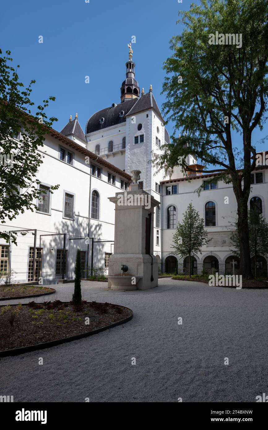 Francia, Lione, 26 luglio 2019. Il cortile Saint-Louis con la sua fontana nel mezzo del giardino del rinnovato Grand Hôtel Dieu Foto Stock