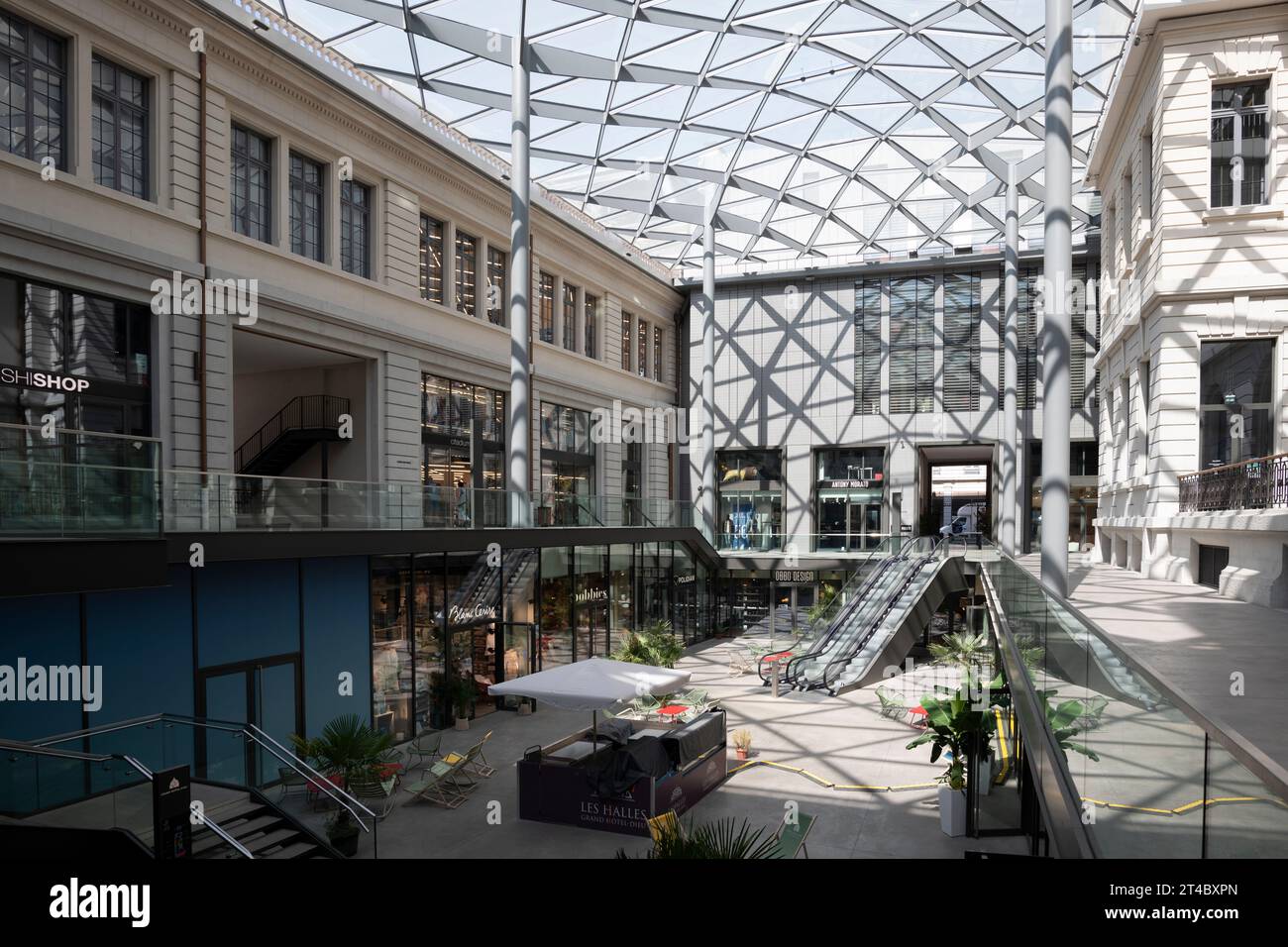 Francia, Lione, 26 luglio 2019. Cour du Midi, moderno centro commerciale del nuovo Grand Hôtel Dieu, con un traliccio di metallo che sostiene la grande vetrata Foto Stock