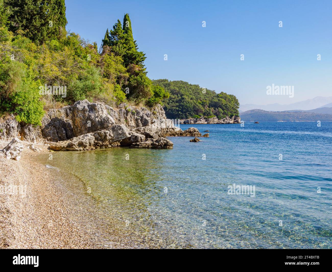 Angolo tranquillo della spiaggia di Agni sulla costa nord orientale di Corfù, nelle Isole Ionie della Grecia Foto Stock