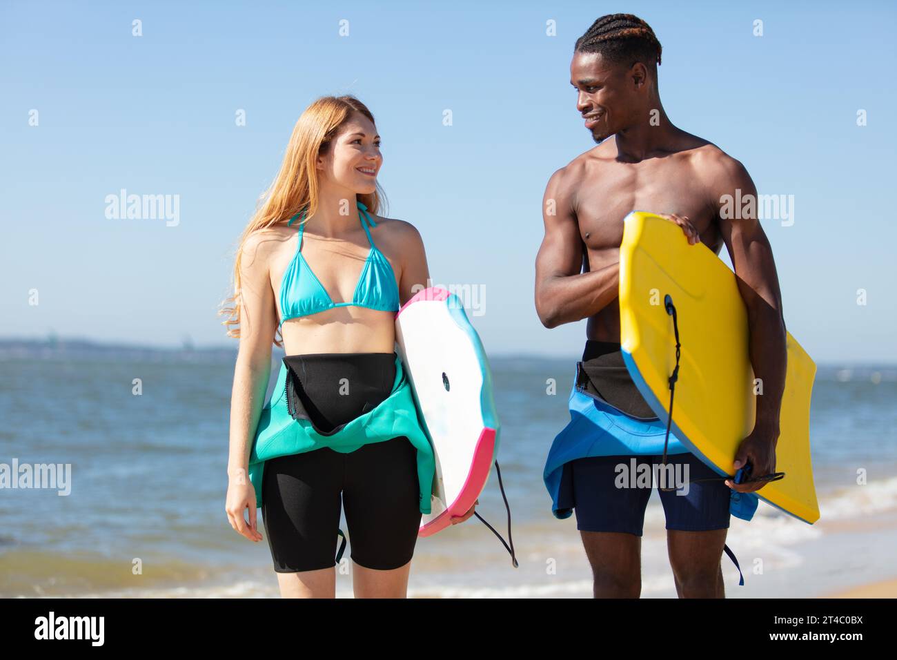 un paio di body boarder che parlano con l'altro Foto Stock