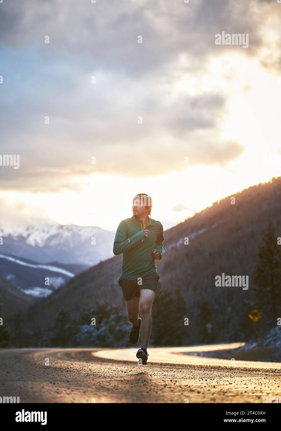 L'uomo va per una corsa invernale nelle Montagne Rocciose Foto Stock