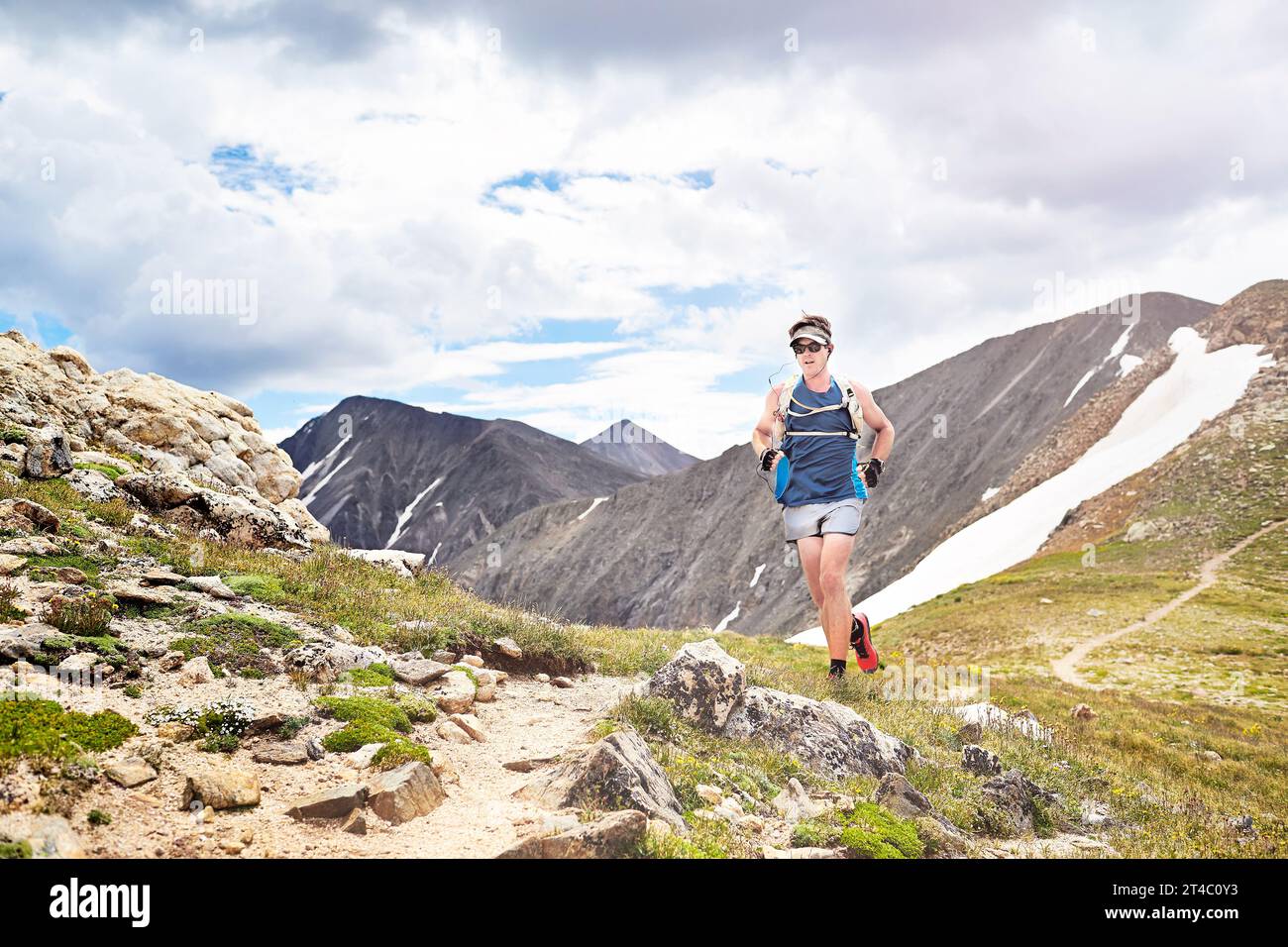 L'Ultra Runner Ben Clark discende dal Torreys Peak nella Arapaho National Forest Foto Stock