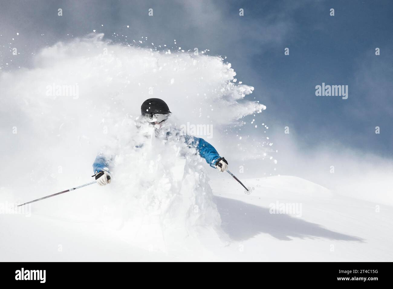Cieli maschili di sciatori attraverso una raffica di neve profonda al Breckenridge Resort Foto Stock
