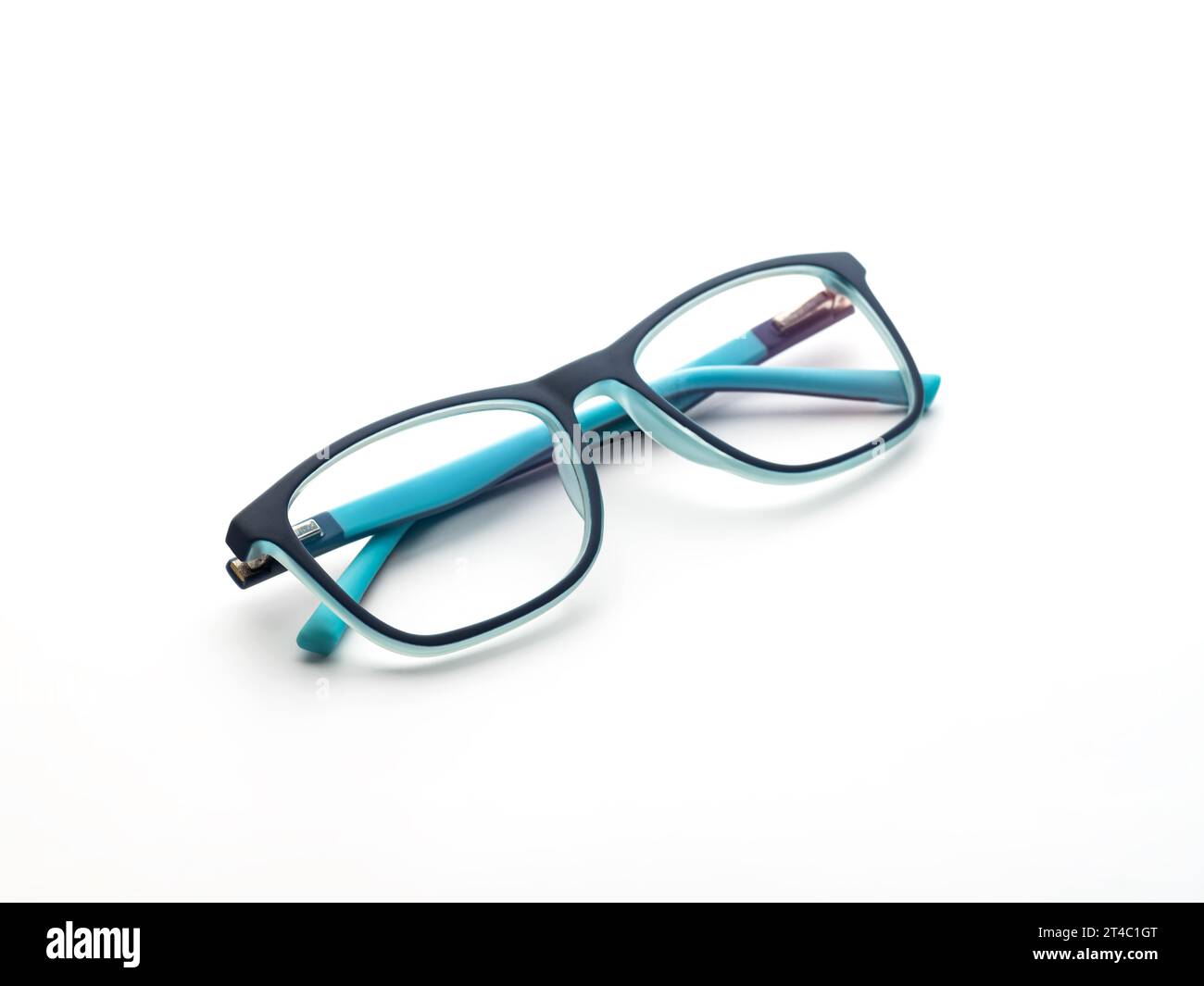 occhiali per bambini su sfondo bianco. Occhiali correttivi per bambini con problemi agli occhi. Occhiali con lenti ottiche trasparenti. concetto di negozio di ottica Foto Stock