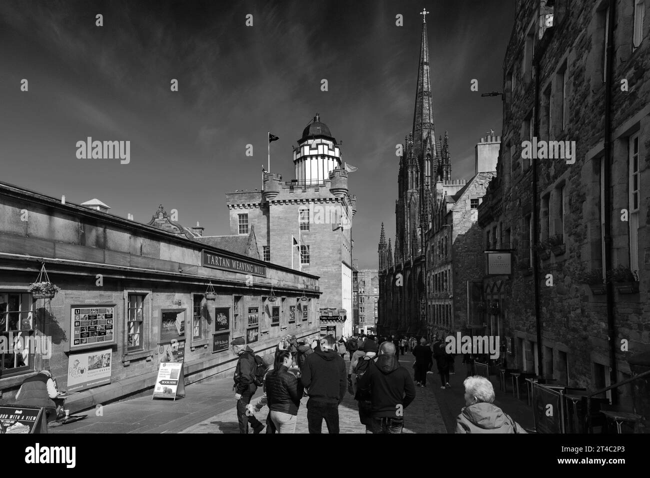 Vista sulla strada lungo il Royal Mile, Edimburgo, Scozia, Regno Unito Foto Stock