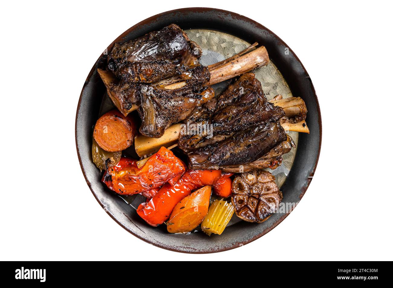 Stecche di agnello brasate fatte in casa con salsa ed erbe in un vassoio di acciaio Isolato su sfondo bianco Foto Stock