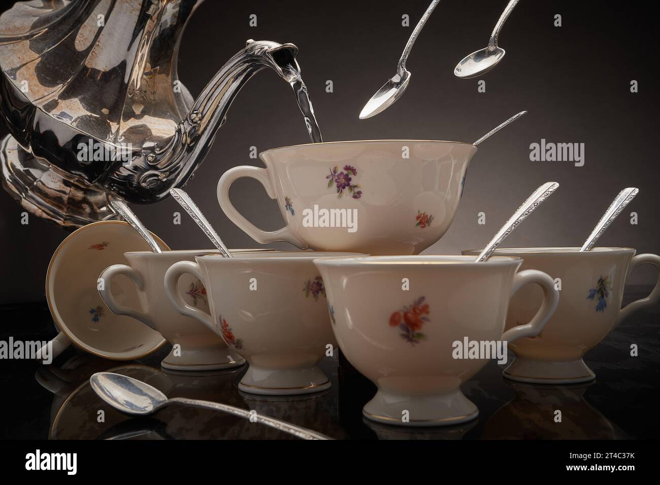 Teiera, tazze da tè e cucchiai d'argento Foto Stock