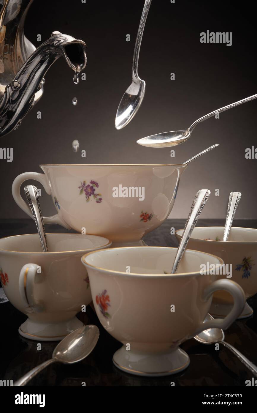 Teiera, tazze da tè e cucchiai d'argento Foto Stock