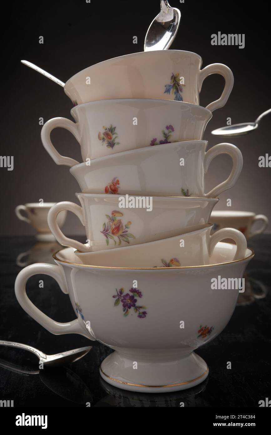 Teiera, tazze da tè e cucchiai d'argento Foto Stock