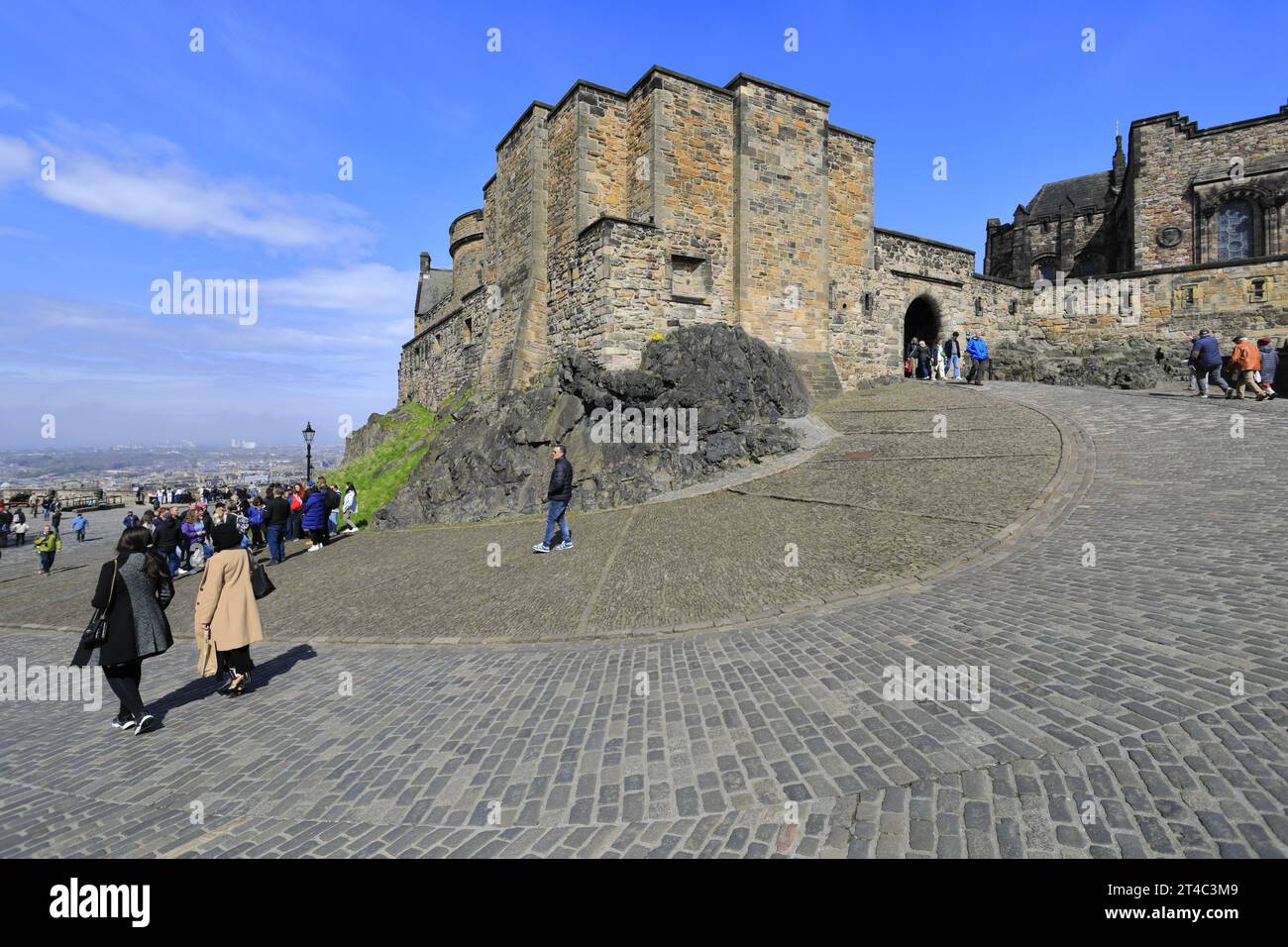 Vista sui merlamenti del castello al Castello di Edimburgo, Scozia, Regno Unito Foto Stock