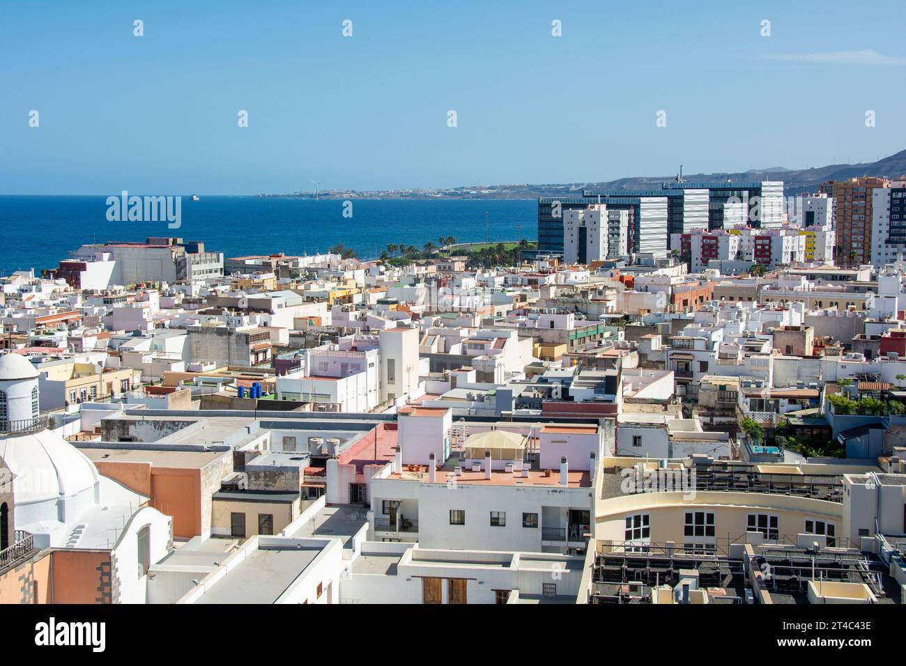 Vista panoramica dall'alto della capitale Las Palmas Gran Canaria in Spagna con cielo e mare blu Foto Stock