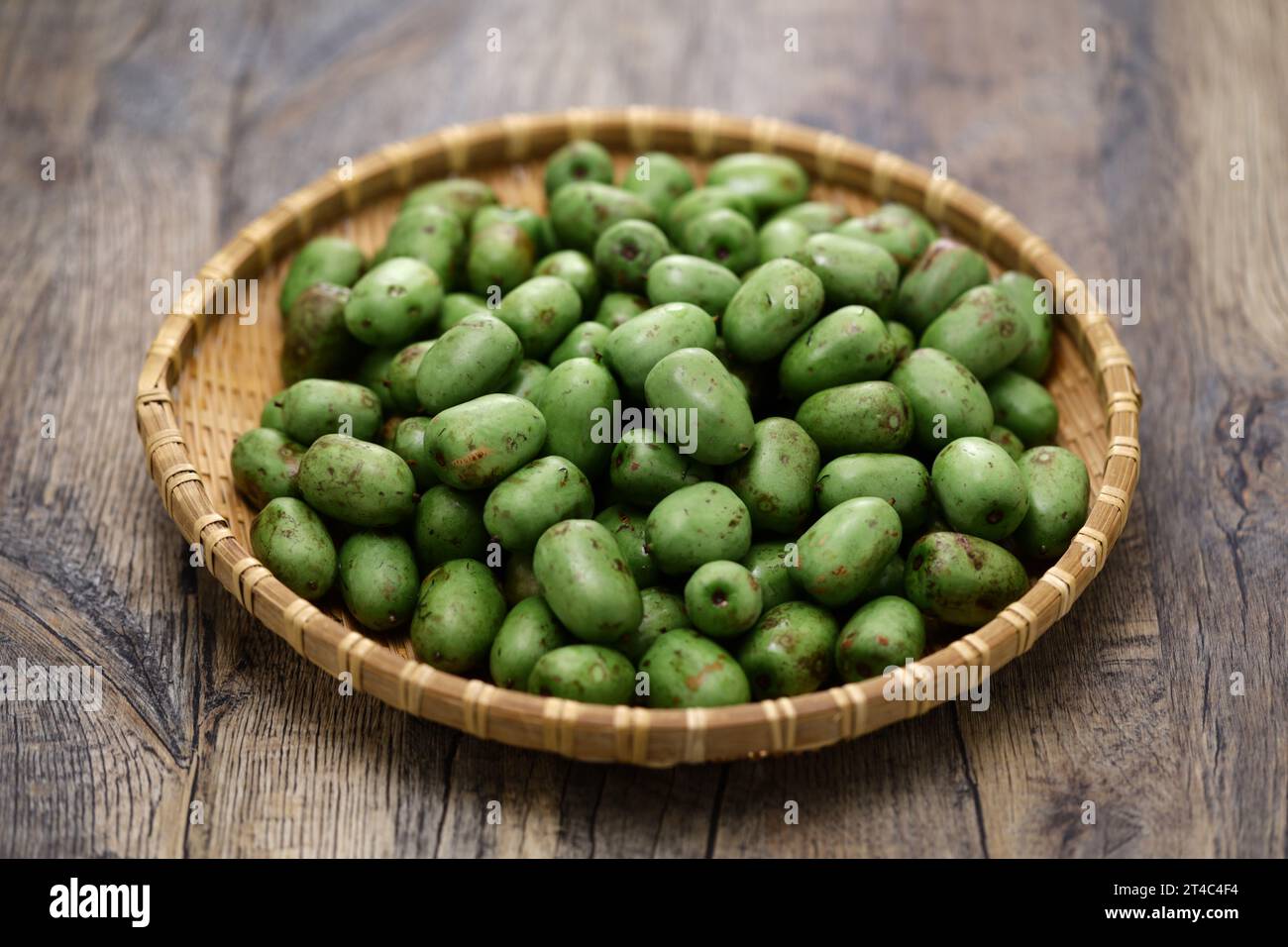 kiwi biologico su un vassoio di bambù Foto Stock