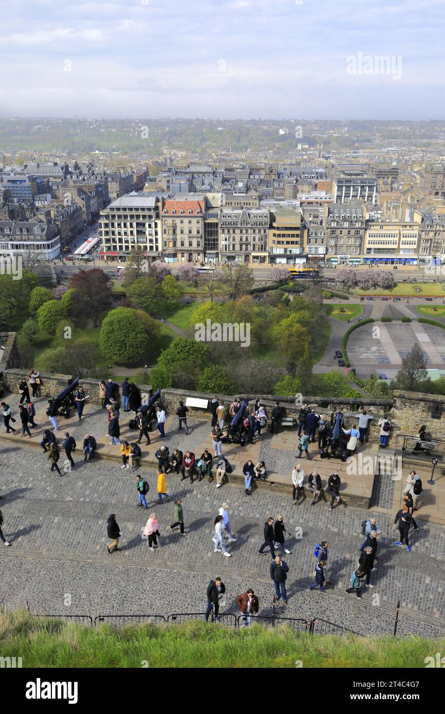 Vista sui Princes Gardens e sulla città di Edimburgo dal castello di Edimburgo, Scozia, Regno Unito Foto Stock