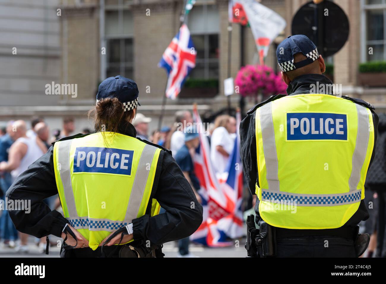 Cordone della polizia a Londra, Regno Unito, per tenere separati Tommy Robinson e i manifestanti anti-razzisti. Gli agenti della polizia metropolitana si preparano ai guai Foto Stock