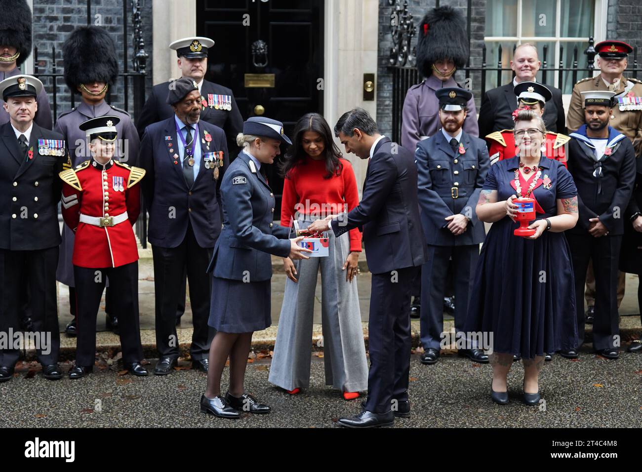 Il primo ministro Rishi Sunak con sua moglie Akshata Murty fuori 10 Downing Street, Londra, mentre acquistano un papavero per la Royal British Legion Poppy Appeal 2023. Data immagine: Lunedì 30 ottobre 2023. Foto Stock