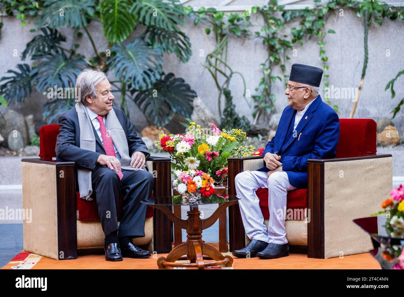 Kathmandu, Nepal. 29 ottobre 2023. Il Segretario generale delle Nazioni Unite Antonio Guterres incontra il primo ministro del forum KP Sharma oli durante la sua visita ufficiale di quattro giorni su invito del primo ministro Pushpa Kamal Dahal a Kathmandu. Il Segretario generale delle Nazioni Unite Antonio Guterres viene in Nepal per una visita ufficiale di quattro giorni su invito del primo Ministro del Nepal. Credito: SOPA Images Limited/Alamy Live News Foto Stock
