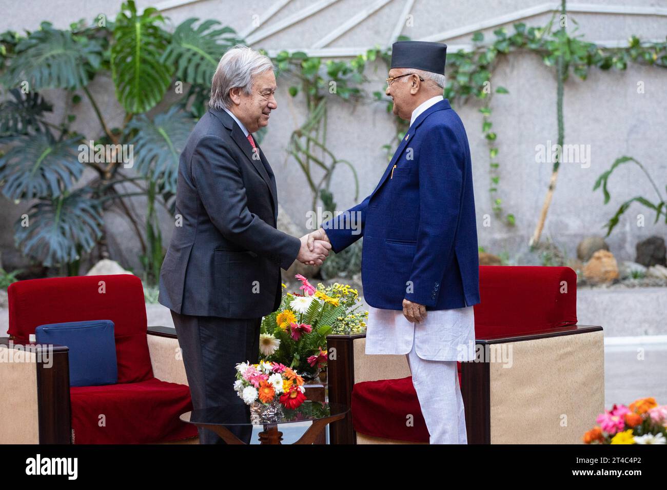 Kathmandu, Nepal. 29 ottobre 2023. Il Segretario generale delle Nazioni Unite Antonio Guterres stringe una mano al primo ministro del forum KP Sharma oli durante la sua visita ufficiale di quattro giorni su invito del primo ministro Pushpa Kamal Dahal a Kathmandu. Il Segretario generale delle Nazioni Unite Antonio Guterres viene in Nepal per una visita ufficiale di quattro giorni su invito del primo Ministro del Nepal. Credito: SOPA Images Limited/Alamy Live News Foto Stock