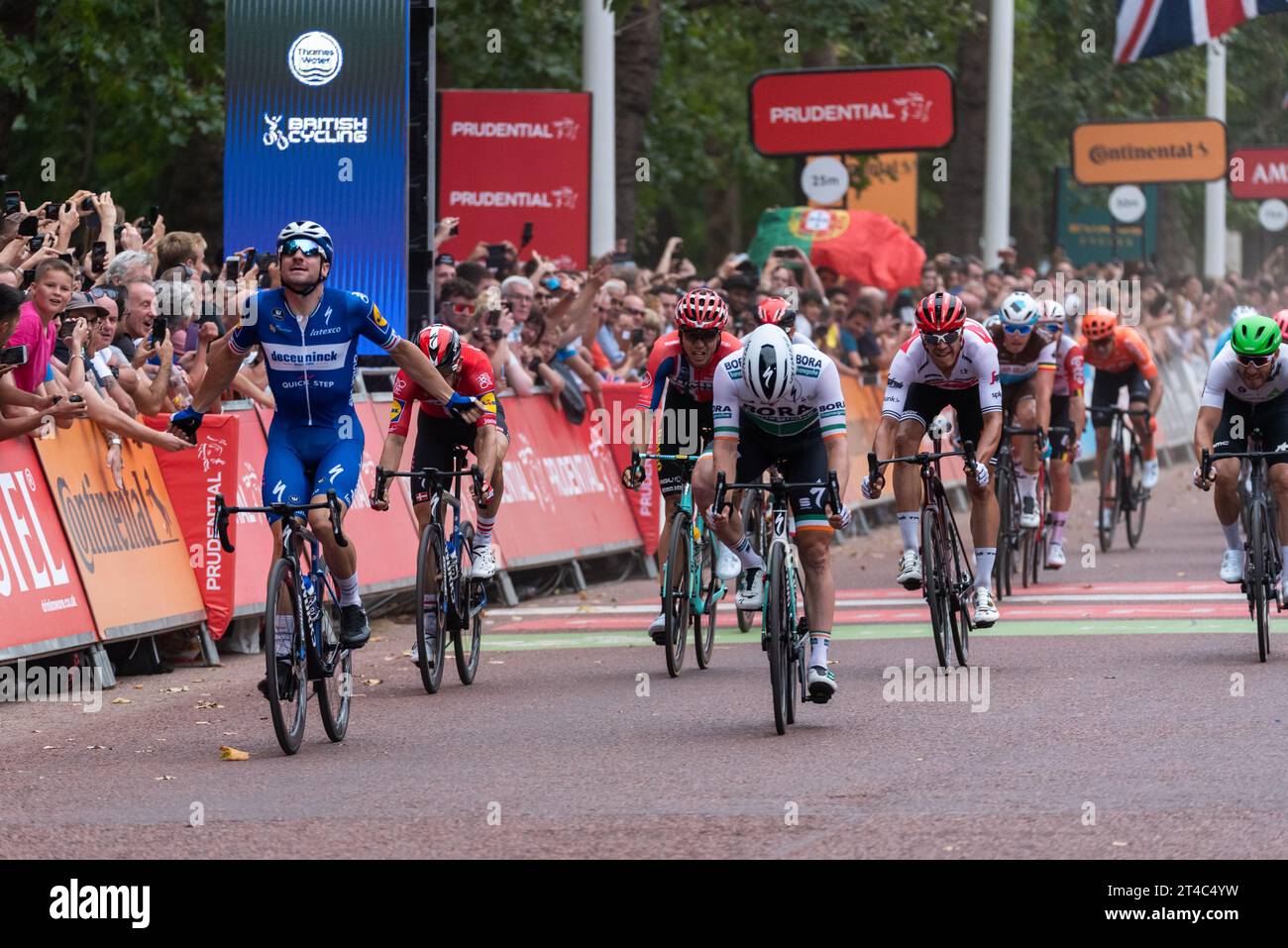 Ciclista Elia Viviani vincendo la corsa prudenziali London-Surrey Classic in The Mall, Londra, Regno Unito. Celebrando la vittoria con la gente, la folla folla Foto Stock