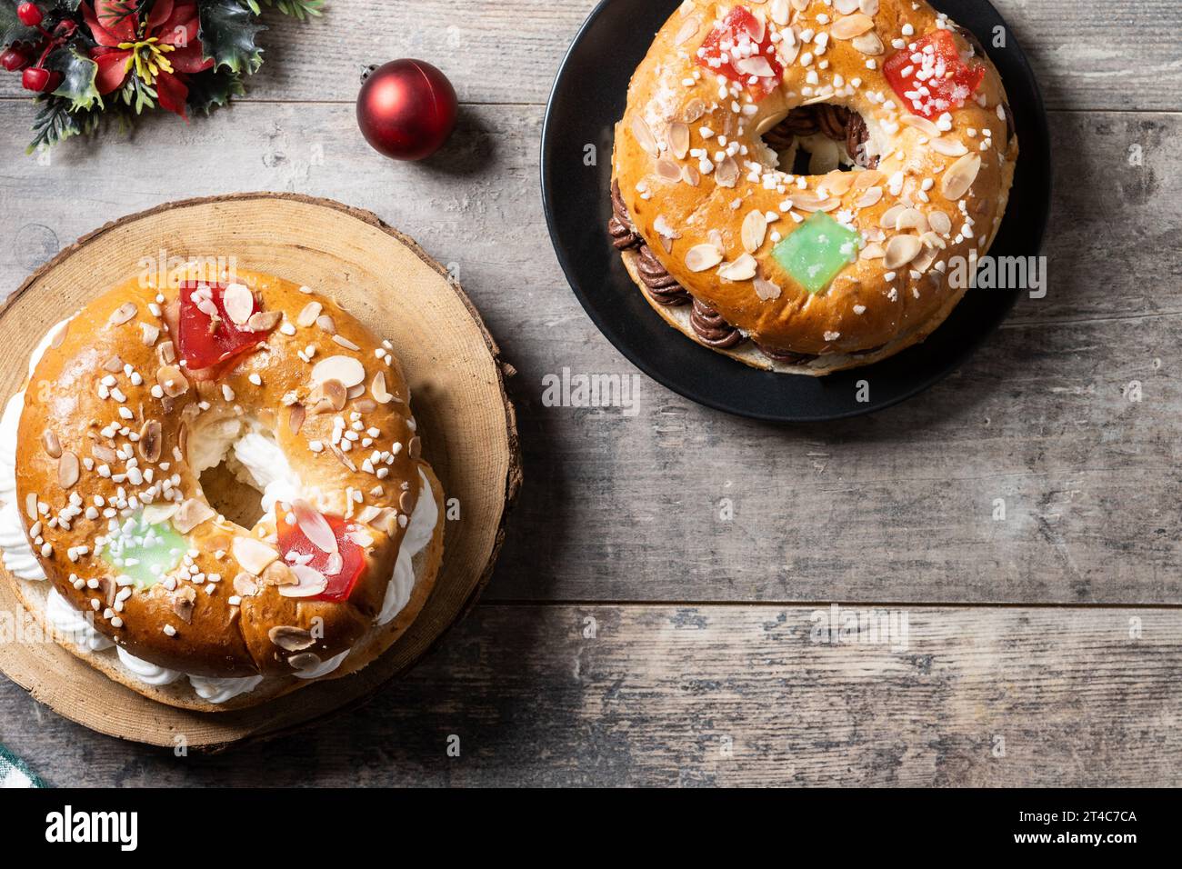 Roscon de reyes con torta Epiphany individuale su un tavolo di legno Foto Stock