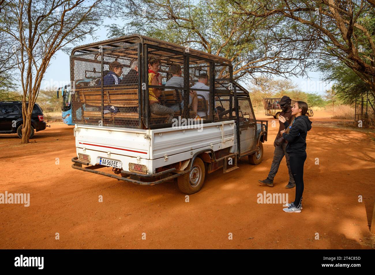 I turisti in una gabbia di auto si preparano a visitare leoni nel Ranch de Bandia in Senegal Foto Stock