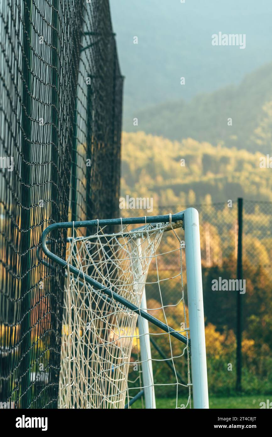 Palo e rete per l'obiettivo del calcio sul campo di allenamento all'aperto, concentrazione selettiva Foto Stock