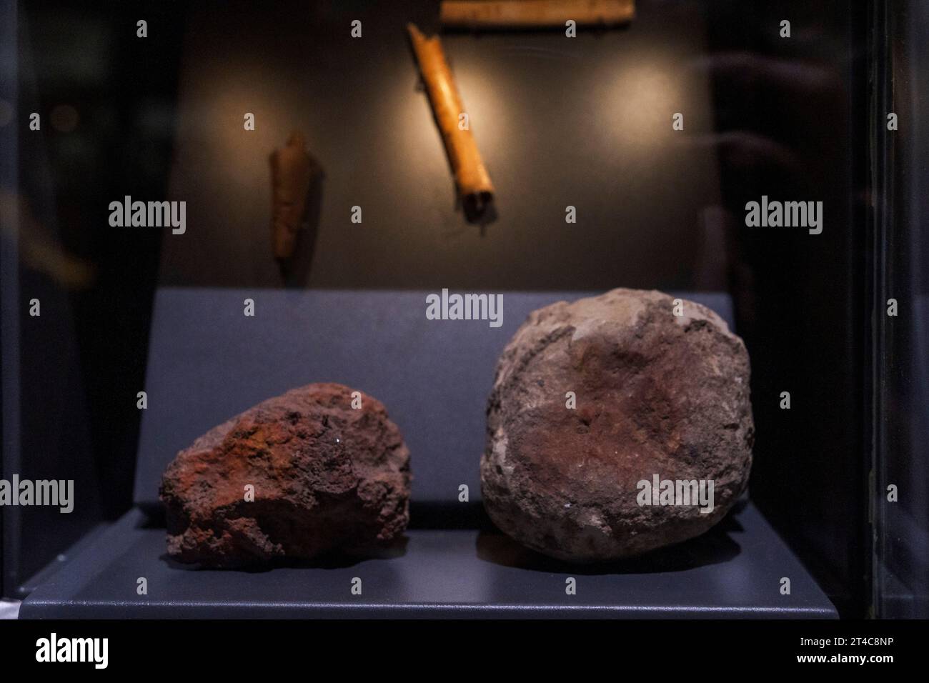 Aerografo e frantoio ocra, magdaleniano centrale, galleria inferiore della Garma, Ribamontan al Monte, Museo di preistoria e archeologia (MUPAC), Santander Foto Stock