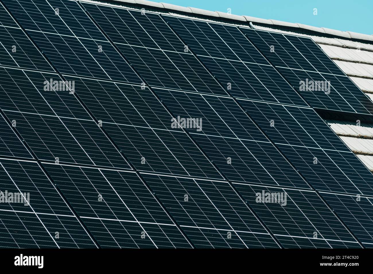 Pannelli solari installati sul tetto dell'azienda agricola, messa a fuoco selettiva Foto Stock