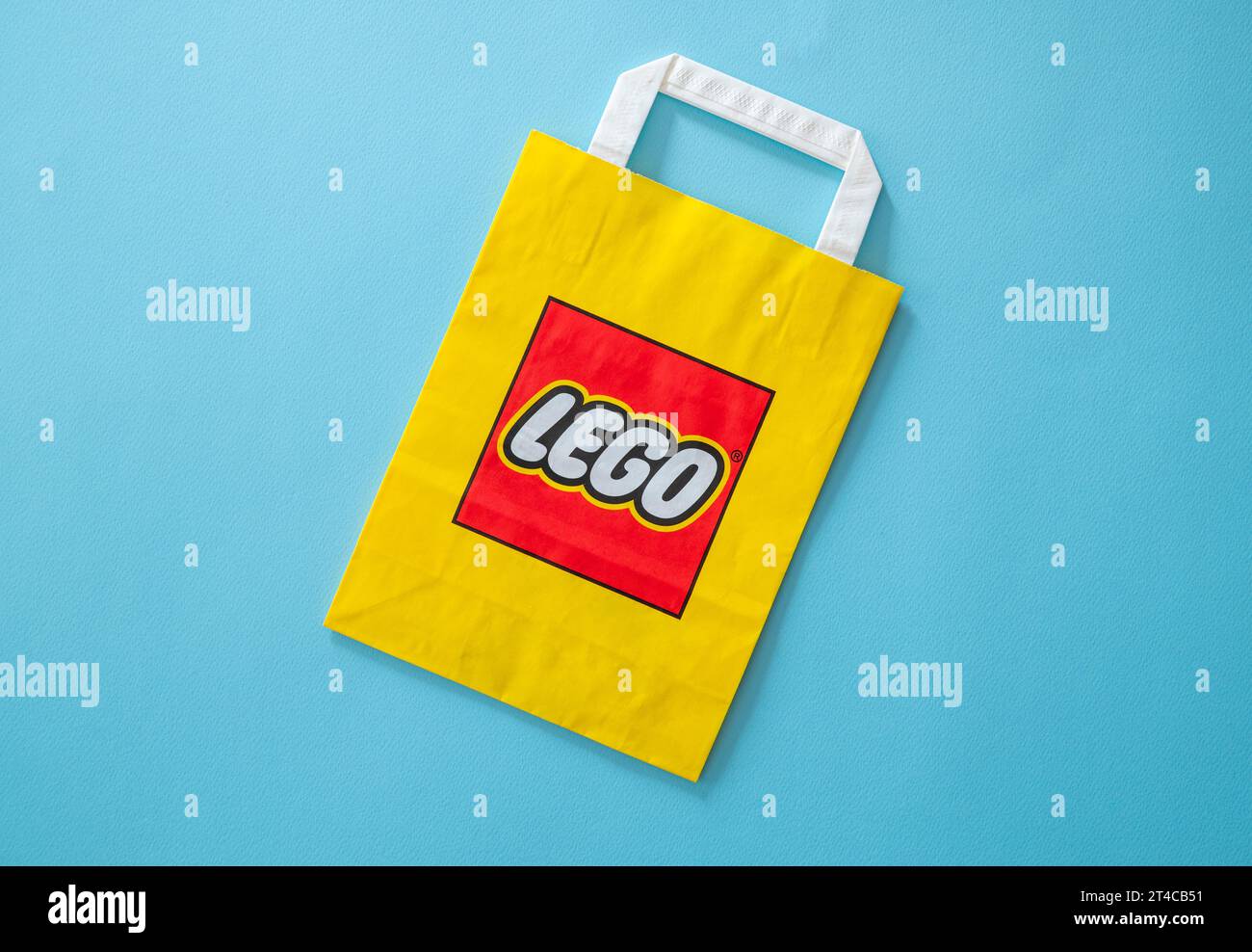 Antalya, Turchia - 26 ottobre 2023: Sacchetto di carta gialla con marchio Lego Group Corporation con logo Foto Stock