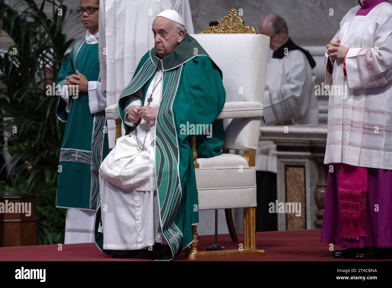Città del Vaticano, Vaticano 29 ottobre 2023. Papa Francesco presiede la messa di chiusura al termine del Sinodo dei Vescovi nella Basilica di San Pietro in Vaticano. Maria Grazia Picciarella/Alamy Live News Foto Stock