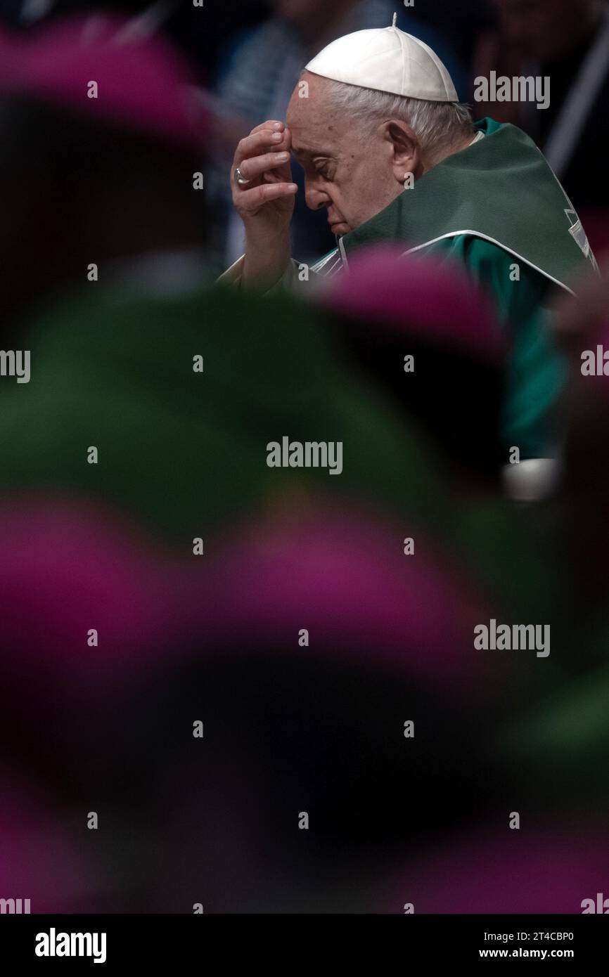 Città del Vaticano, Vaticano 29 ottobre 2023. Papa Francesco presiede la messa di chiusura al termine del Sinodo dei Vescovi nella Basilica di San Pietro in Vaticano. Maria Grazia Picciarella/Alamy Live News Foto Stock