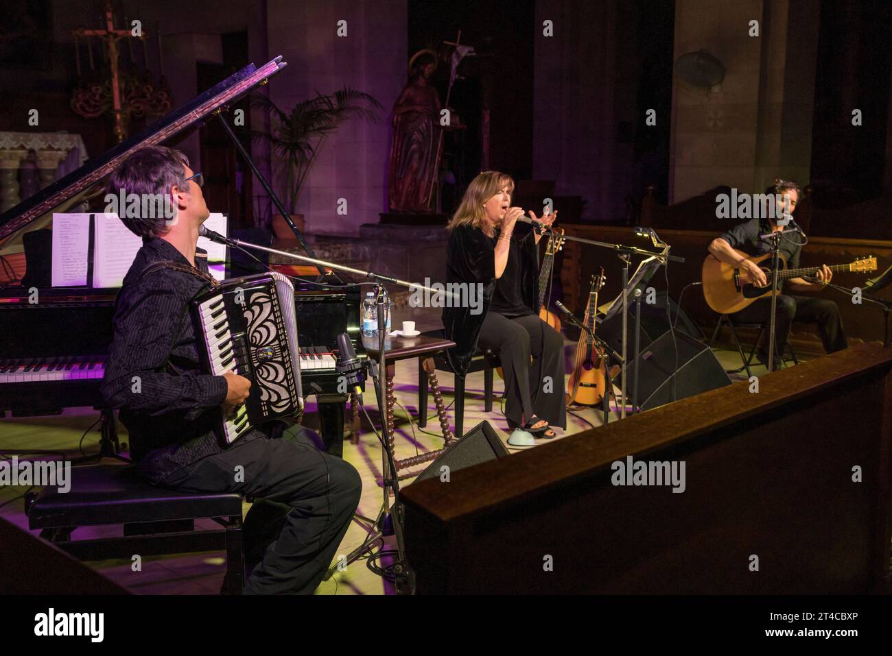 Maria del Mar Bonet i Verdaguer, concerto nella chiesa di Consolacio, Sant Joan, Mallorca, Spagna Foto Stock