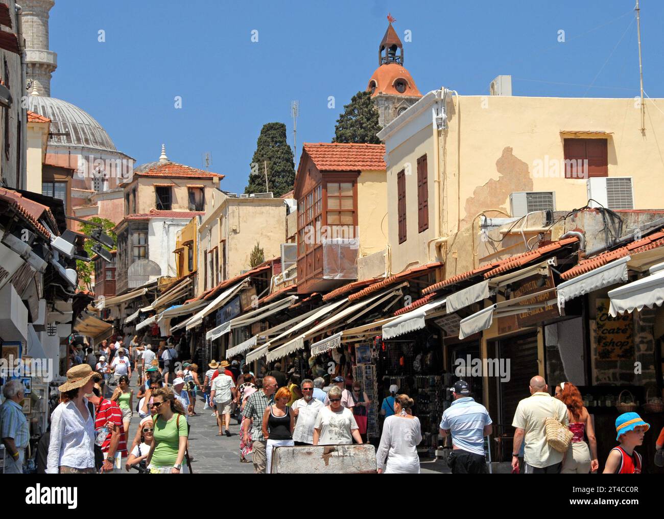Folla nella strada principale della città di Rodi, isola di Rodi, Grecia Foto Stock