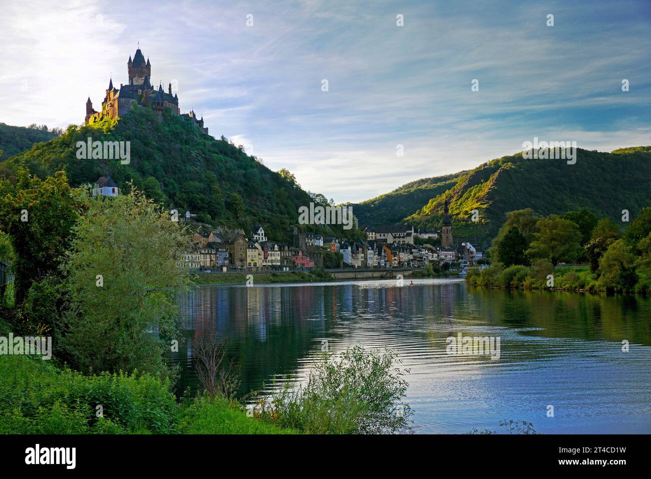 Vista della città di Cochem sulla Mosella con castello imperiale , Germania, Renania-Palatinato, Cochem Foto Stock