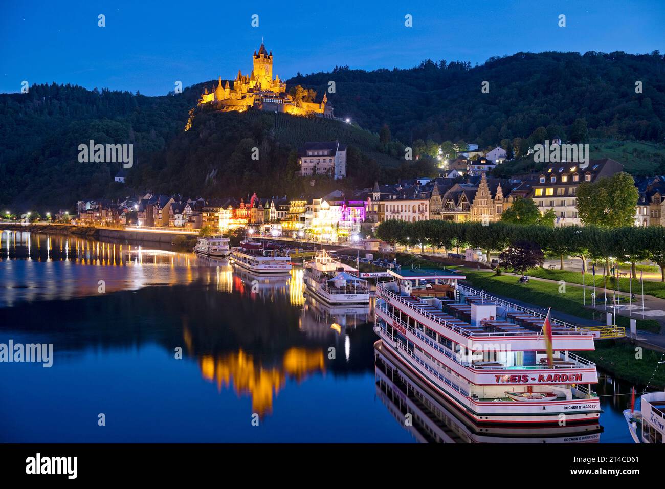 Vista di Cochem sulla Mosella e sul castello di Reichsburg in serata, Germania, Renania-Palatinato, Cochem Foto Stock