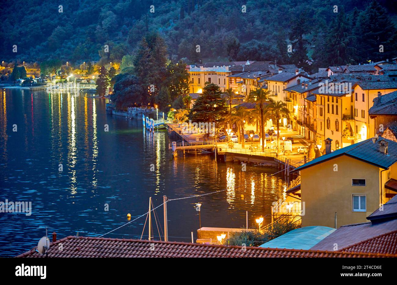 Vista di Riva di Solto sul Lago d'Iseo da una collina in serata, Italia, Lombardia, Bergamo, Riva di Solto Foto Stock