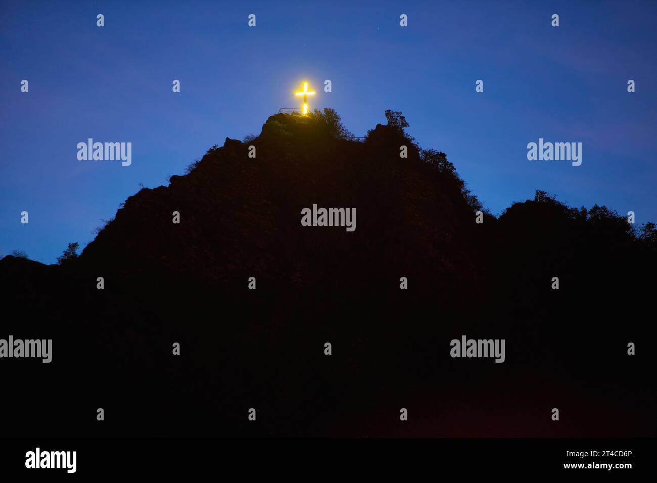 Croce illuminata sulla vetta del belvedere Pinnerkreuz in serata, Germania, Renania-Palatinato, Cochem Foto Stock
