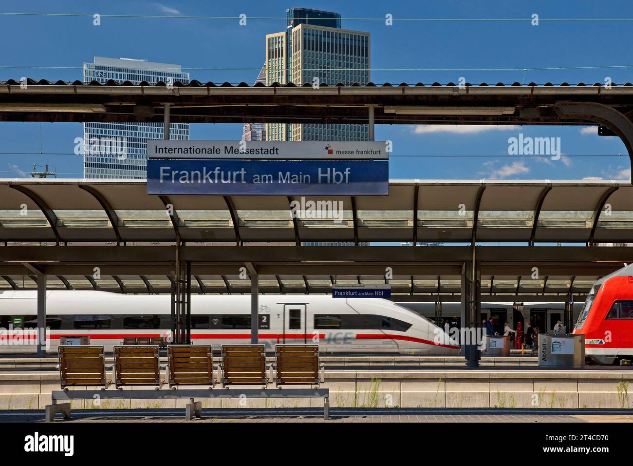 ICE e treno locale alla stazione principale di Francoforte, alti edifici sullo sfondo, Germania, Assia, Francoforte sul meno Foto Stock