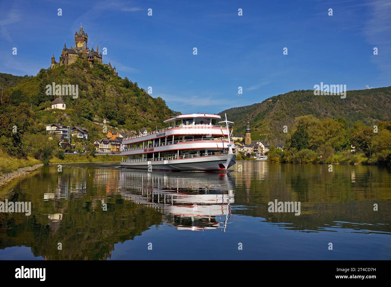 Nave passeggeri sulla Mosella con il castello Imperiale di Cochem , Germania, Renania-Palatinato, Cochem Foto Stock