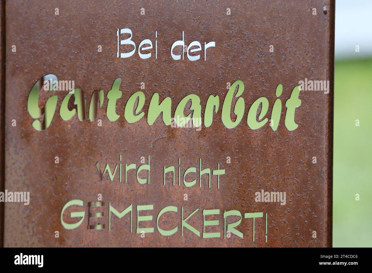 Cartello da giardino con la scritta "BEI der Gartenarbeit wird nicht gemeckert!", Germania Foto Stock