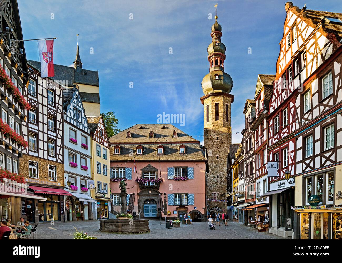 Piazza del mercato con municipio, case in legno e campanile di St La chiesa parrocchiale di Martin, Germania, Renania-Palatinato, Cochem Foto Stock