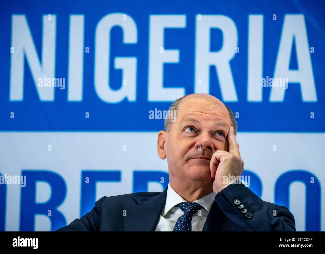 Lagos, Nigeria. 30 ottobre 2023. Il cancelliere tedesco Olaf Scholz ha partecipato oggi a un forum economico tedesco-nigeriano a Lagos, la capitale economica del paese africano, dove ha delineato la sua proposta di ampliare i centri di sostegno per i migranti rimpatriati dalla Germania, oltre ad assistere lavoratori qualificati che potrebbero essere integrati nella forza lavoro del paese europeo. Crediti: Michael Kappeler/dpa/Alamy Live News Foto Stock