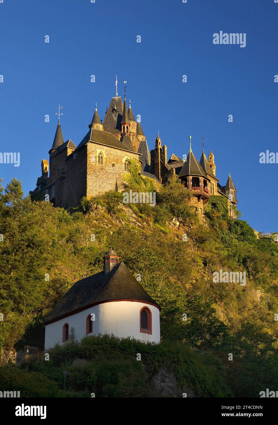 Castello imperiale di Cochem e Cappella della peste di San Rocco, Germania, Renania-Palatinato, Cochem Foto Stock