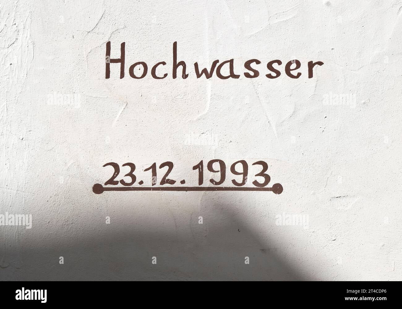 Segni di inondazione su un muro di una casa nella città vecchia, Germania, Renania-Palatinato, Cochem Foto Stock