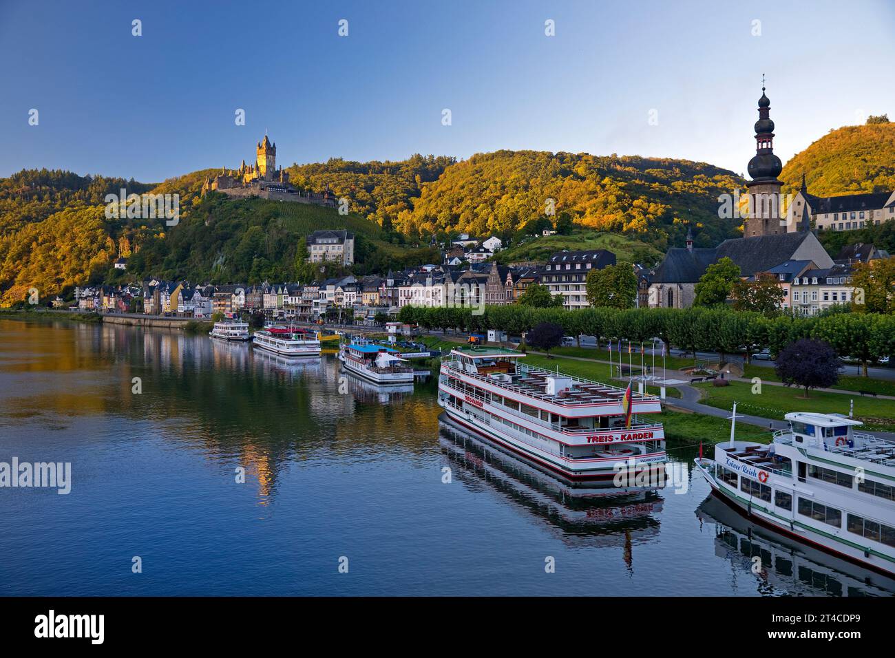 Escursioni in barca di fronte a Cochem sulla Mosella, sul castello di Reichsburg sullo sfondo, Germania, Renania-Palatinato, Cochem Foto Stock