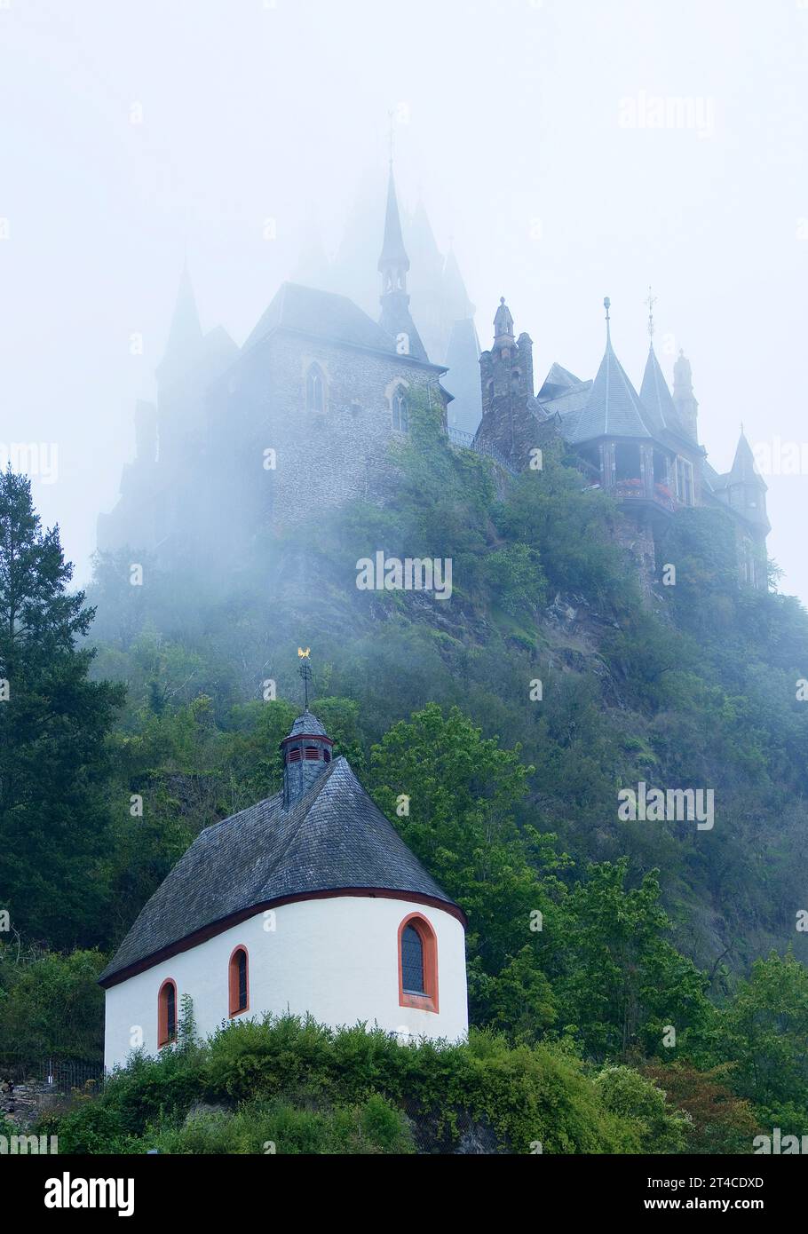 Castello imperiale di Cochem e Cappella della peste di San Rocco, Germania, Renania-Palatinato, Cochem Foto Stock