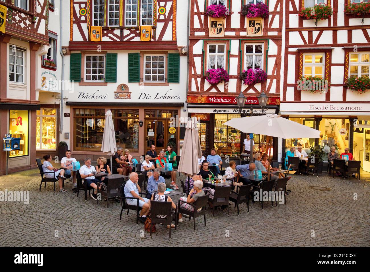 Case a graticcio in legno sulla trafficata piazza del mercato medievale la sera, Germania, Renania-Palatinato, Bernkastel-Kues Foto Stock