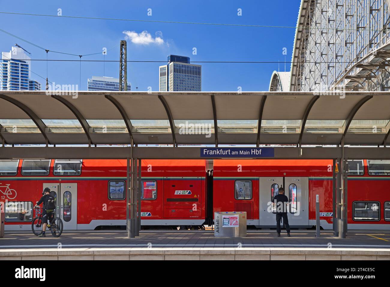 Treno locale alla stazione principale di Francoforte, alti edifici sullo sfondo, Germania, Assia, Francoforte sul meno Foto Stock