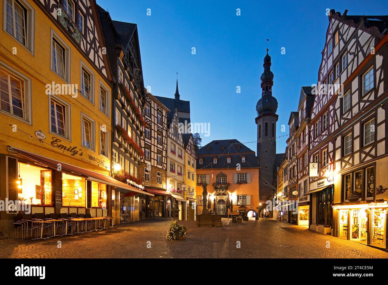 Piazza del mercato con municipio, case in legno e torre della chiesa parrocchiale di San Martin la sera, Germania, Renania-Palatinato, Cochem Foto Stock