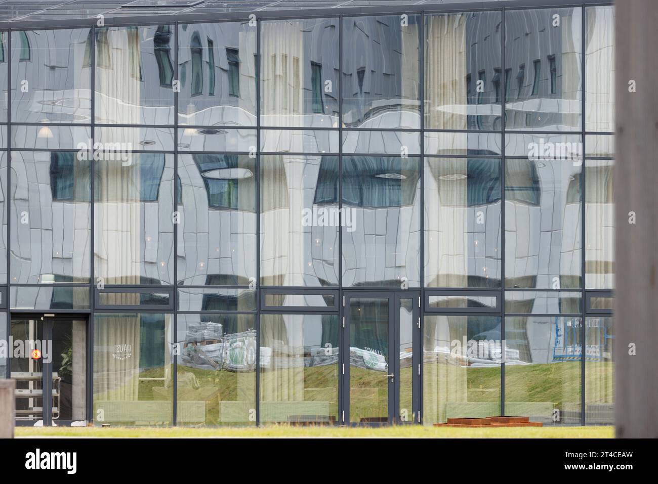 Facciata di vetro Fosshotel riflessa in un'alta facciata a gas, Islanda, Reykjavik Foto Stock