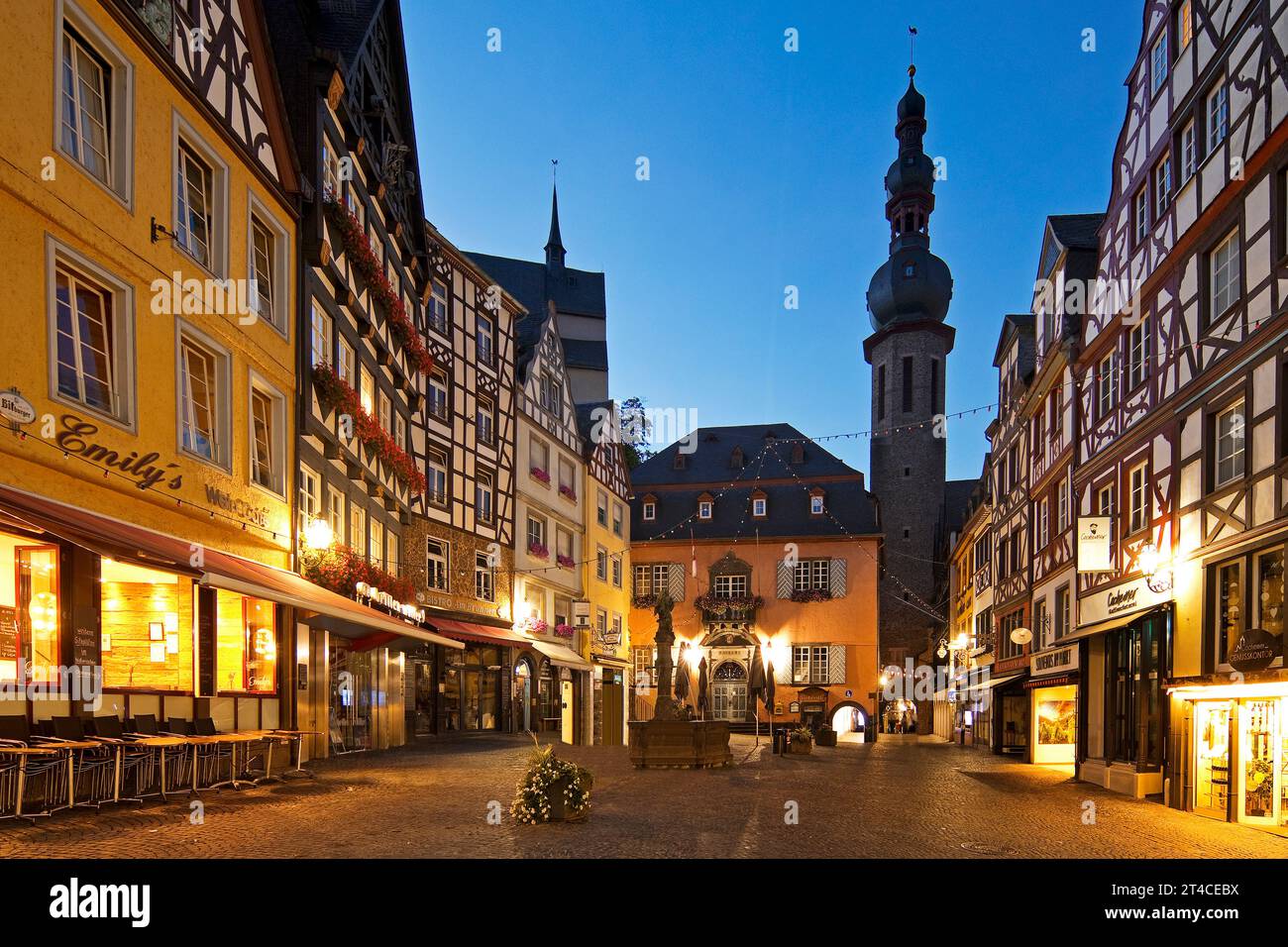 Piazza del mercato con municipio, case in legno e torre della chiesa parrocchiale di San Martin la sera, Germania, Renania-Palatinato, Cochem Foto Stock